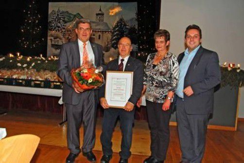 Ehrenobmann Gassner bei der Überreichung der Urkunde.