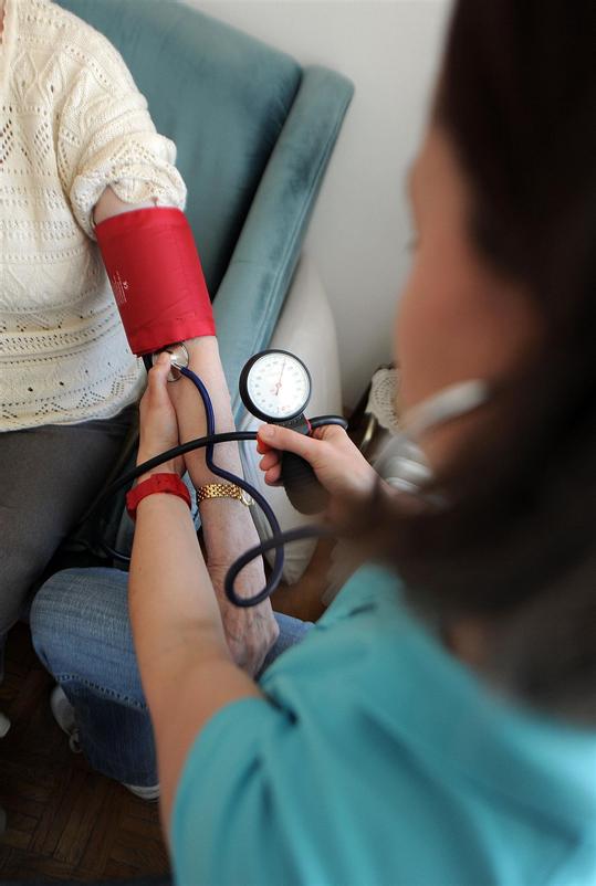 Eine Blutdruckkontrolle kann nicht früh genug erfolgen.⇒APA/gindl