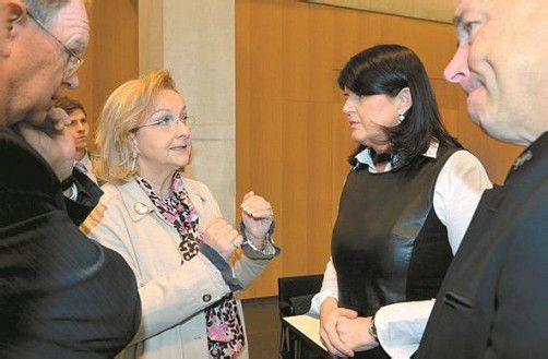 Finanzministerin Fekter (l.) mit LH Gabi Burgstaller. Foto: APA
