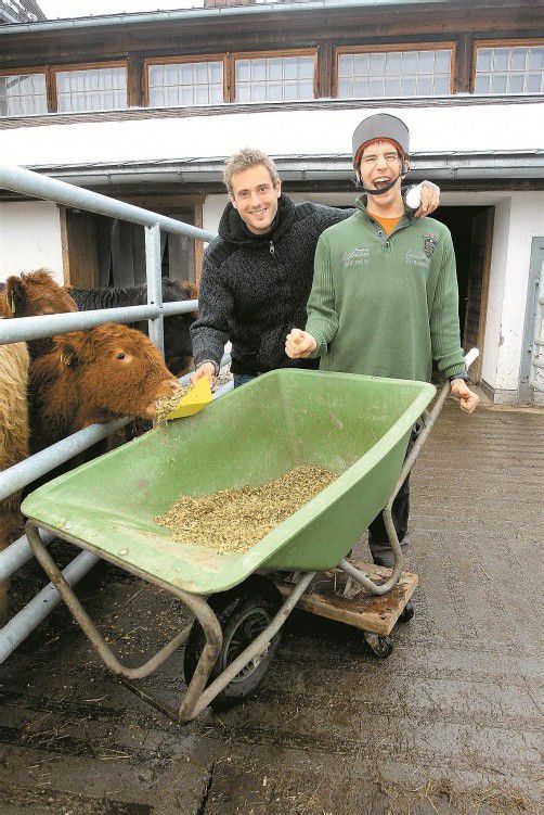 Für Florian hat Fabian Salzgeber eine Spezialschubkarre konstruiert. Im Bild ist der Prototyp des Gefährts zu sehen. Foto: VN/Hofmeister