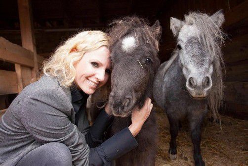 Für Pony Flicka hat die Mitarbeiterin der Tierhilfe Vorarlberg eine Patenschaft übernommen. Foto: Nachbaur