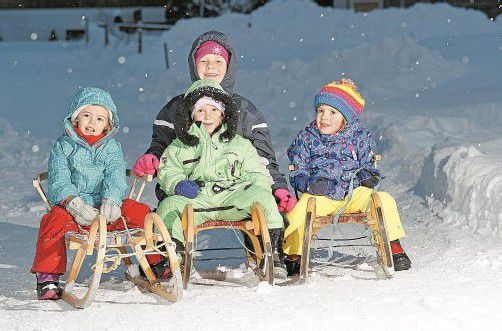 Ida, Chiara, Janine und Rosa nutzten den Schnee für eine Rodelpartie. Foto: Berchtold