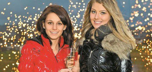 Jacqueline aus Dornbirn (l.) und Angela aus Lustenau freuen sich auf das schöne Silvesterfeuerwerk. Foto: VN/Steurer