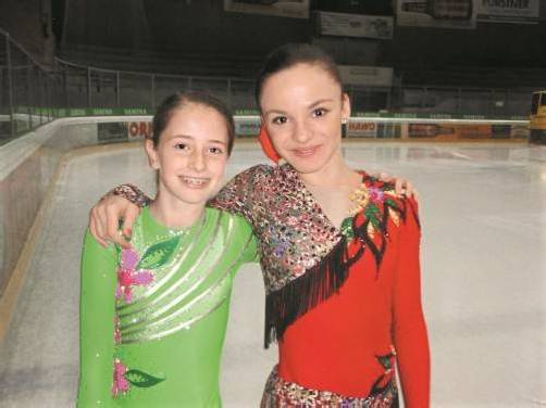 Joelle Nasheim und Amina Gohm erreichten bei der Flimser Eiskunstlauf-Trophy Spitzenplätze. Foto: privat