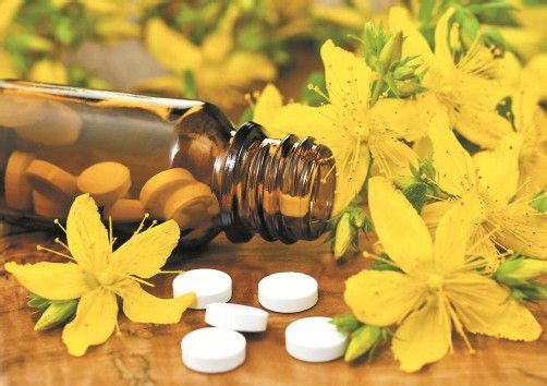 Johanniskrautpräparate sind als Naturheilmittel besonders beliebt. Foto: fotolia