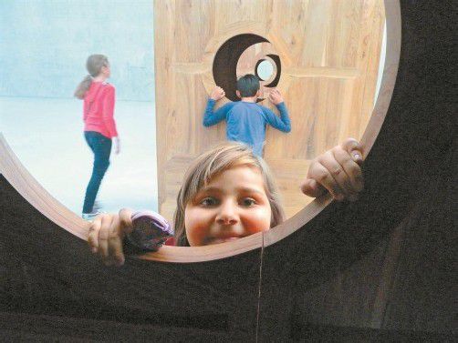 Kinder beim Entdecken der Kunstwerke von Ai Weiwei: „Rita, wann gehen wir wieder ins Kunsthaus“, hört die Westend-Leiterin nicht selten. Fotos: Westend
