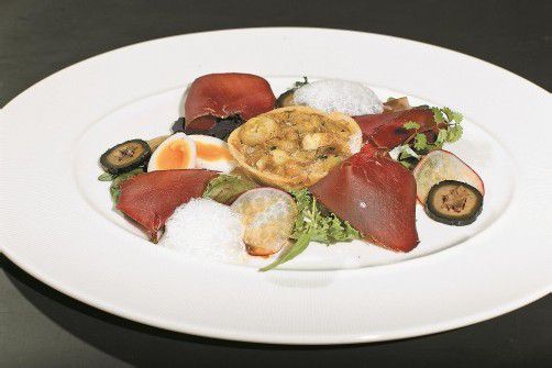 Köstliche Maronitarte mit Blattsalat und luftgetrocknetem Wildschinken. FotoS: Philipp steurer
