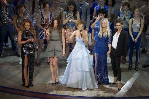 Lediglich nach der Show posierte Victoria Beckham mit den anderen auf der Bühne. Foto: dapd