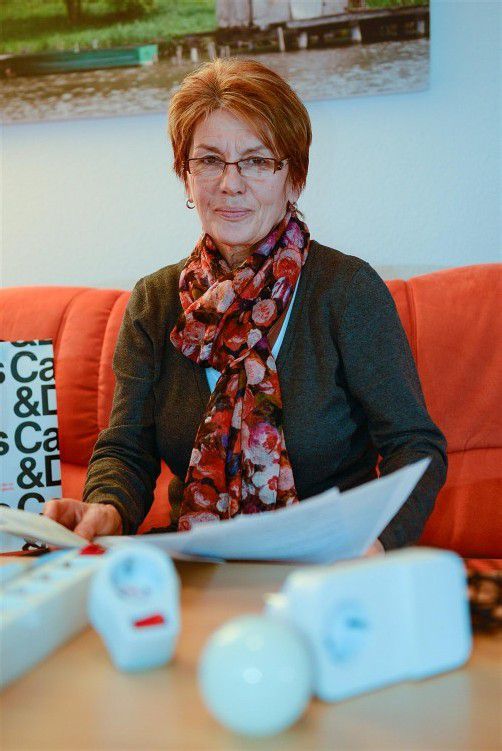 Mit ihren Stromsparhelfern zeigt Hedi Schwärzler ihren Kollegen, wo im Haushalt Geld zu sparen ist. Foto: VN/stiplovsek