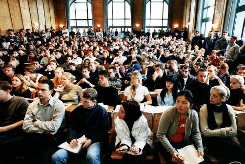 Nicht berufstätige Langzeitstudenten und Nicht-EU-Bürger müssen für ihr Hochschulstudium wieder zahlen. Foto: VN