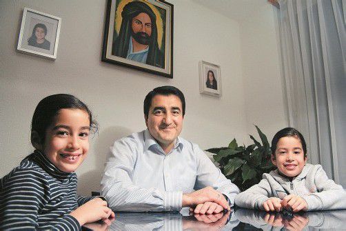 Seinen Töchtern lebt Sarigül religiöse Überzeugungen vor. Das Bild über ihm zeigt Ali, den Schwiegersohn des Propheten. Aleviten sind „die Partei Alis“. Foto: VN/Matt