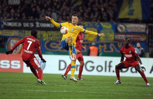Orhan Ademi (r.) beim DFB-Pokalspiel von Eintracht Braunschweig gegen den SC Freiburg. Foto: heuberger