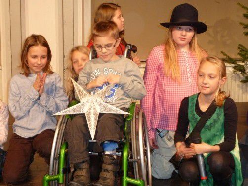 Patenkind Bastian freute sich mit Schülern der Volksschule Rankweil-Markt über die gelungene Veranstaltung. Foto: fep