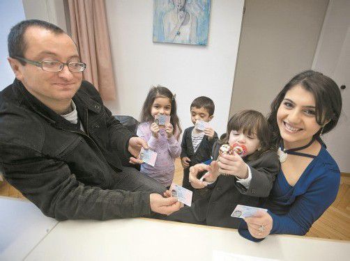Sie sind stolz auf ihre neuen Ausweise: Familie Sahakyan mit Karen (32), Heghine (5), Gagik (3), Mkhitar (2) und Hermine (26) freut sich über ihr persönliches Weihnachtsgeschenk. Foto: VN/Hartinger