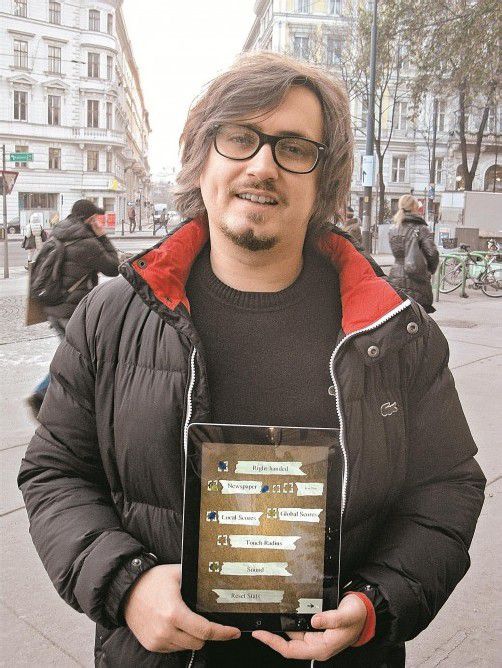 Tobias Sturn in Wien: Das Spiel „Paper Climb“ hat er mit einem Kollegen entwickelt. Foto: Entner