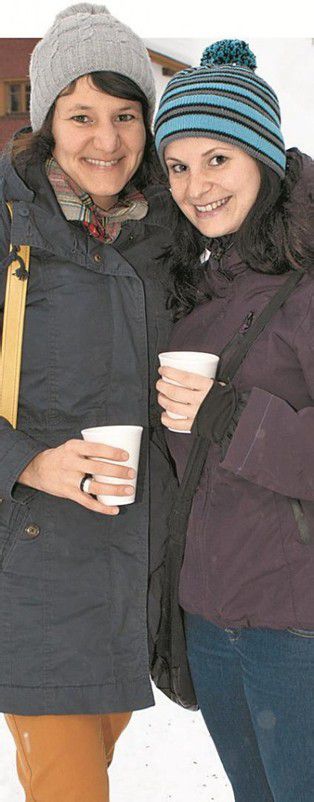 Unter den Gästen: Verena (l.) und Silvia Brunner.