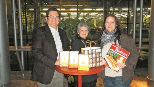 Vorarlberger-Mehl-Geschäftsführer Franz Rhomberg, Gewinnerin Elisabeth Greif und VN-Rezeptheft-Redakteurin Sabine Blechschmidt (v. l.).