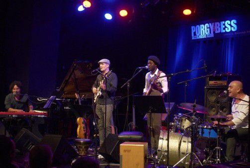 Wolfgang Muthspiel – der großartige Gitarrist überzeugt nun auch als Singersongwriter mit hochkarätiger Unterstützung. foto: spielboden