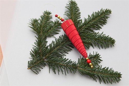 . . . fertig ist der festliche Tannenzapfen für den Christbaum.