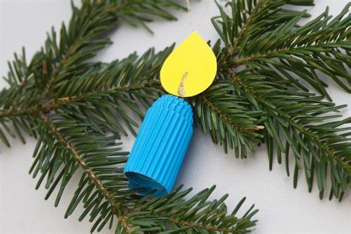 . . . fertig ist die kleine blaue Kerze für den Christbaum.