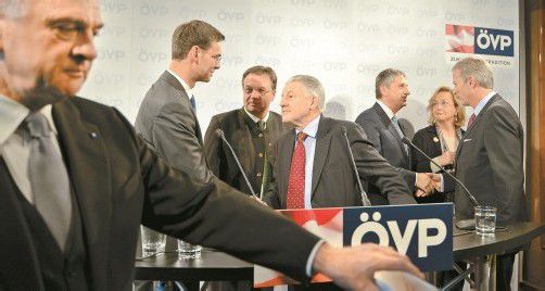 ÖVP-Spitze (v. l.): Pröll, Wallner, Platter, Pühringer, Spindelegger, Fekter und Mitterlehner. Foto: APA