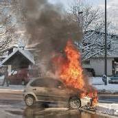 Auto fing mitten auf der Straße Feuer