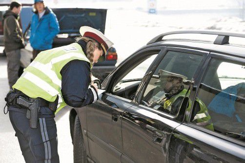 Über 140 Anfragen führten die Beamten bei der Fahrzeug- und Personenkontrolle in Bersbuch durch. Foto: D. Mathis