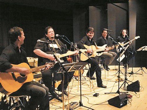 „28 Strings“, das sind Christoph Eberle, Franz Kohler, Charly Bonat und Kollegen mit Gitarren und Bass. Foto: Kosmos