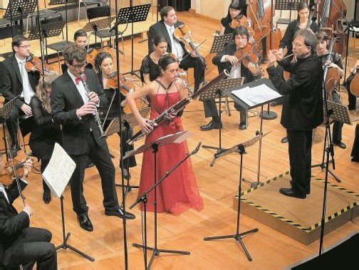 Alex Ladstätter und Heidrun Wirth-Metzler mit dem Symphonieorchester Vorarlberg. Foto: JU