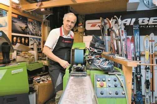 Alexander Mayer hat viele Stammkunden, weil er weiß, was Skifahrer wirklich brauchen. Fotos: VN/Sca