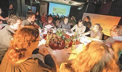 An der engagierten Diskussion der jungen Leute über Wehrpflicht oder Berufsheer hätten sich die arrivierten Politiker ein Beispiel nehmen können. Denn hier wurde Klartext gesprochen. Fotos: VN/Beate Rhomberg