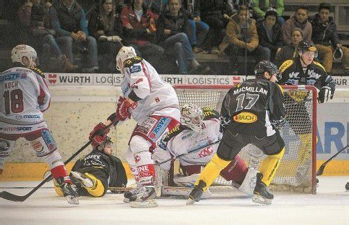 Andrew Kozak, Robert MacMillan und Matthew Keith setzen KAC-Goalie Andy Chiodo und seine Kollegen unter Druck – Dornbirn wurde für eine sehr gute Leistung nicht belohnt. Foto: hartinger