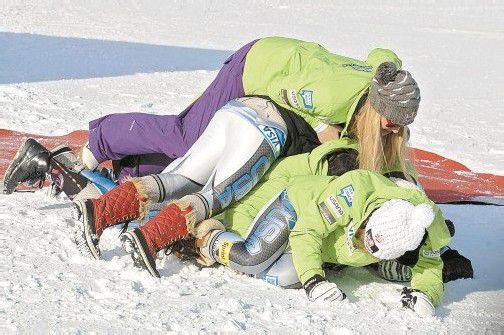 Ausgelassen feiern Amerikas Damen den ersten Weltcupsieg von Alice McKennis in der Abfahrt von St. Anton. Foto: ap