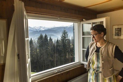 Bäuerin Angela Greber richtet die Ferienwohnungen her, die einen herrlichen Ausblick auf die Naturlandschaft bieten. Fotos: MK