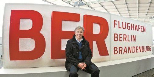 Berlins Bürgermeister Klaus Wowereit will das Flughafen-Debakel aussitzen. Foto: DPA