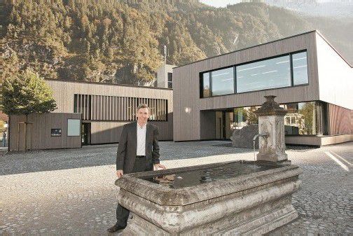 Bürgermeister Lothar Ladner freut sich: Das Lorünser Gemeindezentrum wurde von „klima:aktiv“ ausgezeichnet. Foto: Meznar