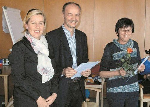 Carmen Helbok-Foeger (Benevit) und Karl Bitschnau (Leiter Hospiz Vorarlberg) bei der Übergabe der Zertifikate.