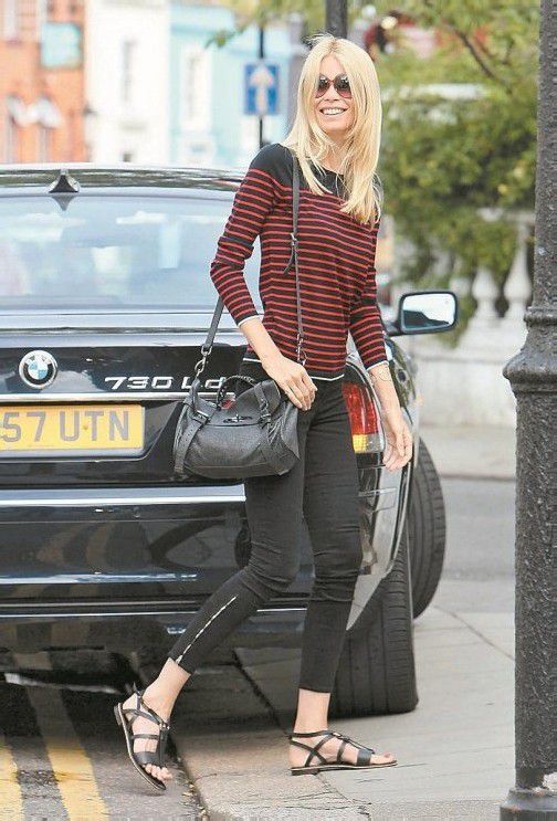Claudia Schiffer liebt die Rot-Schwarz-Kombination. Ein lässiges rotes Ringel-Shirt kombiniert mit Röhrenjeans und natürliches offenes Haar. Foto: getty images