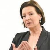 Sexismus Frauenministerin fordert Strafen /A3