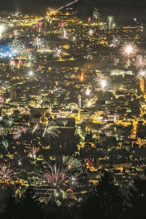 Das Silvesterfeuerwerk in Dornbirn mit vielen „bunten Blumen“. Die Feinstaubbelastung wurde überschritten. Foto: mk