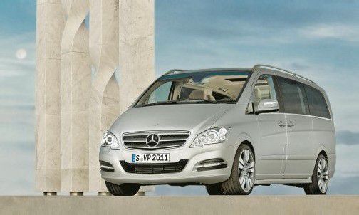 Der Mercedes Viano, ziviler Bruder des Nützlings Vito, kann es – je nach Länge – mit sieben Passagieren plus Fahrer (oder Fahrerin) aufnehmen.