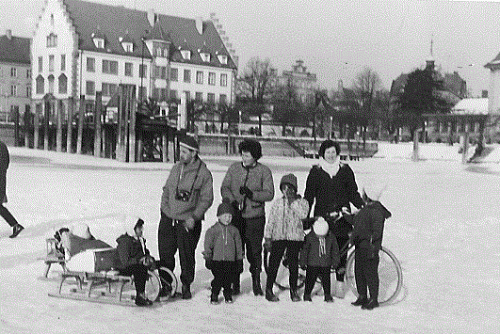 Mit Schlitten und Fahrrad überquerte diese Familie bei der Seegfrörne 1963 den zugefrorenen Bodensee. Foto: Rickmann