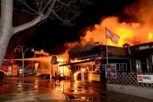 Der durch einen Großbrand entstandene Schaden im Wiener Wurstelprater wurde noch nicht beziffert. Foto: APA