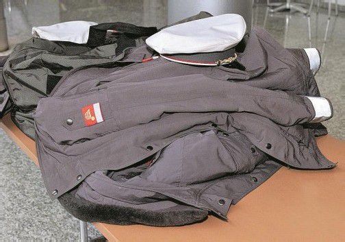 Der unbekannte Dieb dürfte vermutlich Teile einer alten Gendarmerie-Uniform getragen haben.