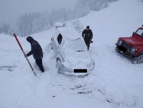 Die 44-Jährige war mit ihrem Auto über den verschneiten Fahrbahnrand geraten und über steiles Gelände gestürzt. Foto: polizei
