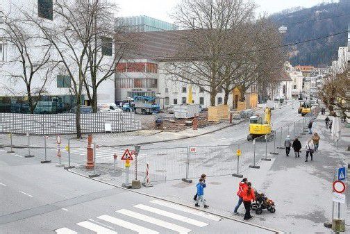 Die Bagger sind aufgefahren: Ab heute wird am Kornmarktplatz mit dem Asphaltaufbruch begonnen. Foto: VN/Hofmeister