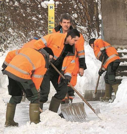 Die Bauhof-Mitarbeiter legten sich kräftig ins Zeug. Foto: Kuehmaier