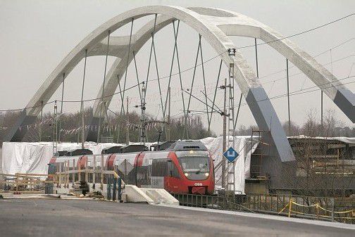 Die Eisenbahnbrücke wird auf einer Teflonschicht über die Autobahn geschoben. Foto: VN/hartinger
