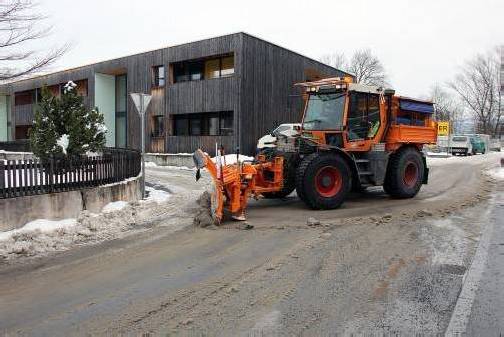 Die Mitarbeiter der Straßenmeisterei, wie hier Reini Wohlgenannt (39) im Schneepflug, sind in Dornbirn im Dauereinsatz. Foto: VN/Bem