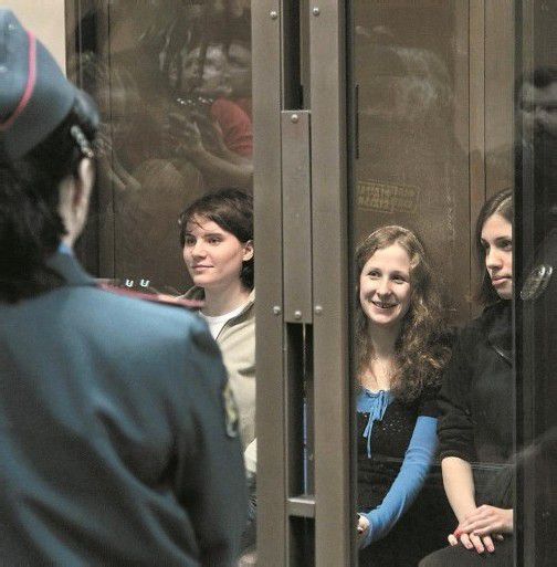 Die Pussy-Riot-Aktivistinnen beim Prozess. Foto: Reuters